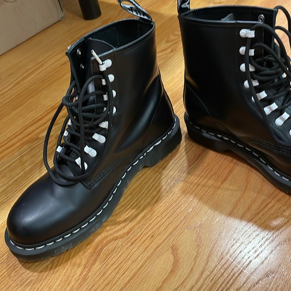 Dr. Martens Bootie Women Size 11M Black White 1460 Disrupt 8-Eye Unisex Boot - Picture 4 of 4